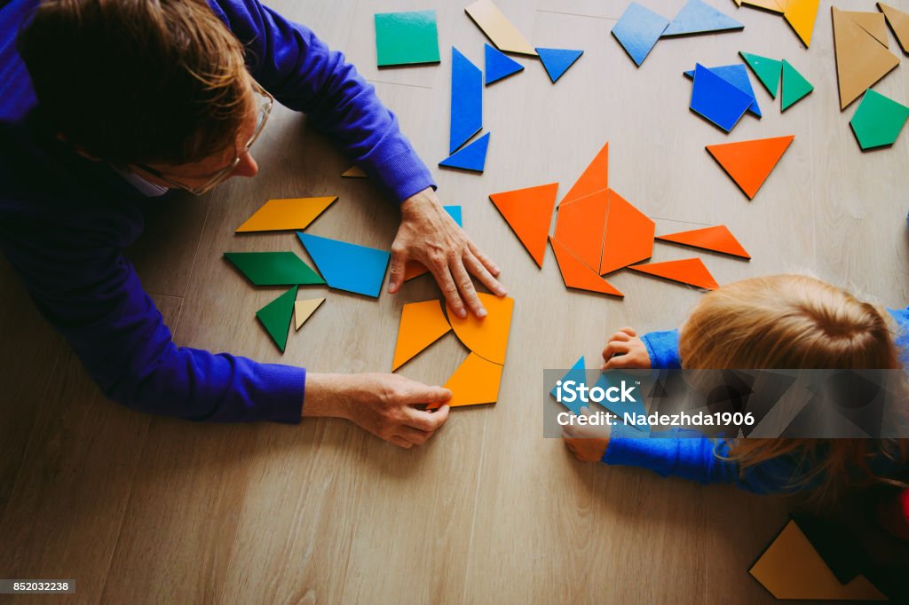 Lehrer und Kind spielen mit geometrischen Formen - Lizenzfrei Kind Stock-Foto