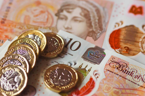 новая монета фунта выпущена 2017 - british currency pound symbol currency stack стоковые фото и изображения