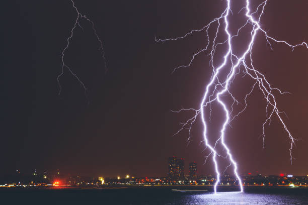 lightning strike über stadt - lightning thunderstorm city storm stock-fotos und bilder