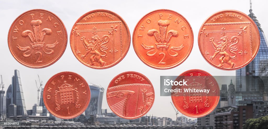 สกุลเงินสหราชอาณาจักรหนึ่งและสองเหรียญเพนนีเส้นขอบฟ้าลอนดอน ภาพสต็อก -  ดาวน์โหลดรูปภาพตอนนี้ - Istock