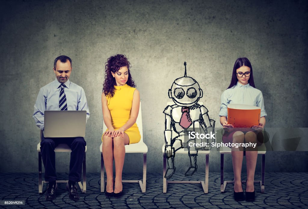 Robot de dibujos animados sentados en línea con los solicitantes para una entrevista de trabajo - Foto de stock de Robot libre de derechos