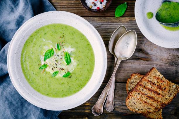 зеленый овощной крем суп пюре с луком-пореем и базиликом - soup zucchini spinach cream стоковые фото и изображения