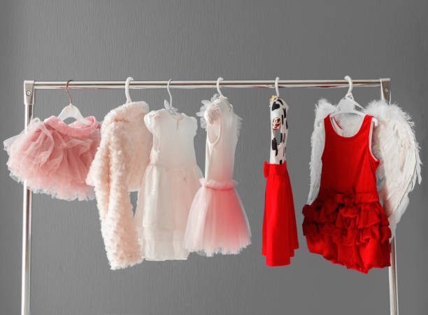 roupa para uma garota em um rack de roupas em um armário - child clothing arrangement hanger - fotografias e filmes do acervo