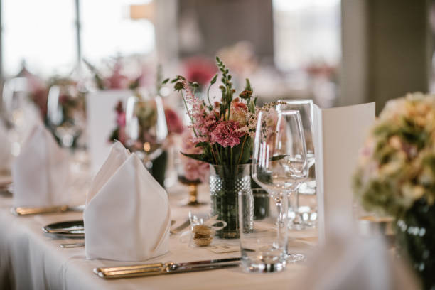 tabla de cena de la boda - restaurant banquet table wedding reception fotografías e imágenes de stock