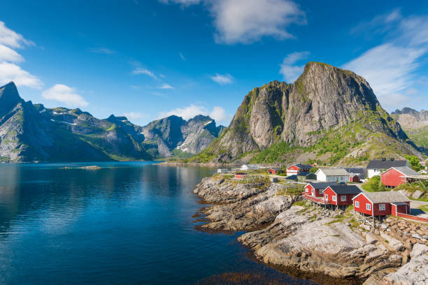 vista panorámica de las islas lofoten en noruega con panorámica al atardecer - norway lofoten and vesteral islands sea mountain range fotografías e imágenes de stock