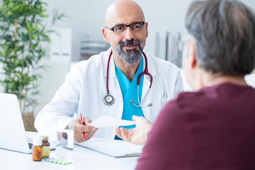 Doctor masculino hablando con el paciente photo