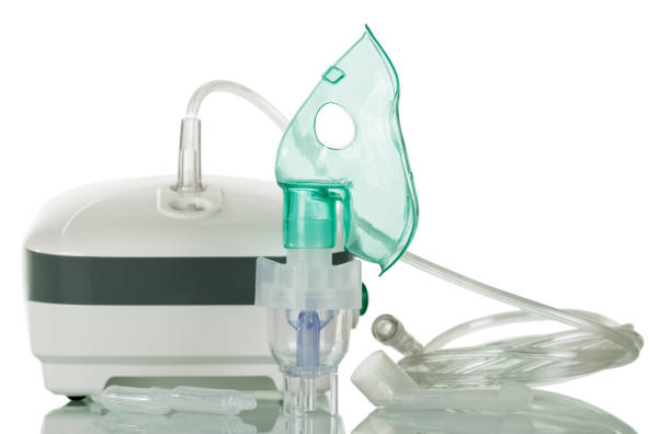 medizinische geräte zur inhalation, atemmaske auf weiß - nebulizer stock-fotos und bilder