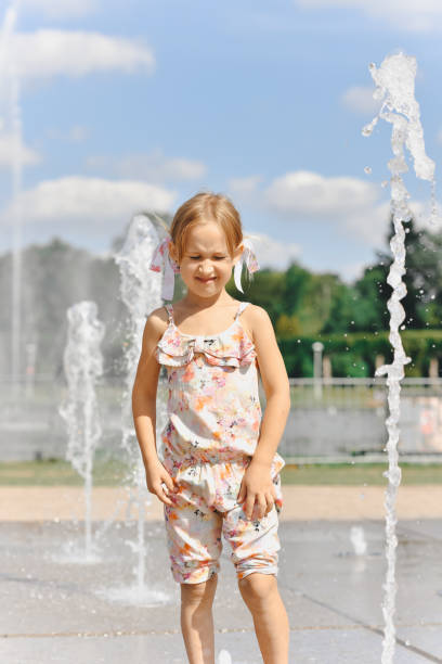 istock Little Girl and fountain 852098512