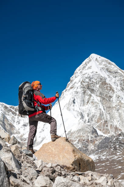 에베레스트 베이스 캠프에 방법에 pumori 산 khumbu 계곡에 접근 하는 trekker - kala pattar 뉴스 사진 이미지