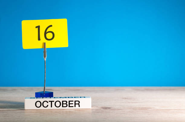 10 월 16 일입니다. 10 월 달, 파란색 배경으로 직장에 달력의 하루 16. 가 시간입니다. 텍스트에 대 한 빈 공간 - calendar october countdown event 뉴스 사진 이미지