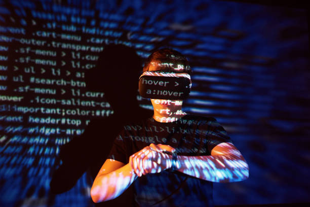 double exposition d’un homme de race blanche et un casque de réalité virtuelle est sans doute un joueur ou un hacker déchiffrer le code dans un réseau sécurisé ou un serveur, avec les lignes de code - cracking the code photos et images de collection