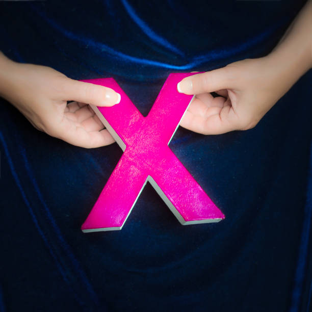 istock Pink painted cardboard letter  in manicured hands 852114618