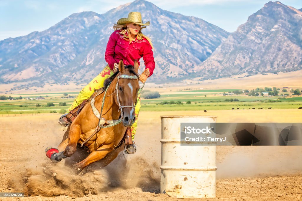 Junge Frau leitet ihr Pferd um ein Fass Barrel Racing Contest - Lizenzfrei Tonnenrennen Stock-Foto