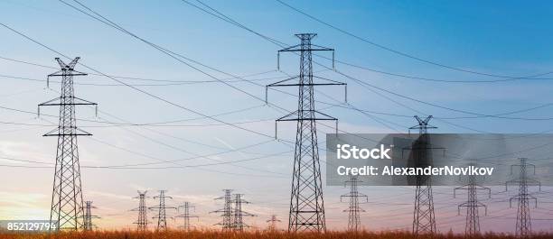 Stromleitung In Den Blauen Himmel Stockfoto und mehr Bilder von Stromleitung - Stromleitung, Elektrizität, Hochspannungsmast