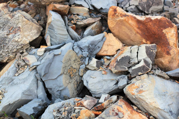 Cracks and colorful layers of sandstone background. A big heap of sandstones, storage space of various natural sandstone. The pattern of the variegated sandstones. Layers of toning colored big stones grietas y capas de colores de fondo de la piedra arenisca. un gran montón de piedras areniscas, espacio de almacenamiento de piedra arenisca natural varios. el patrón de las areniscas abigarradas. capas de tonificación piedras grandes de colores