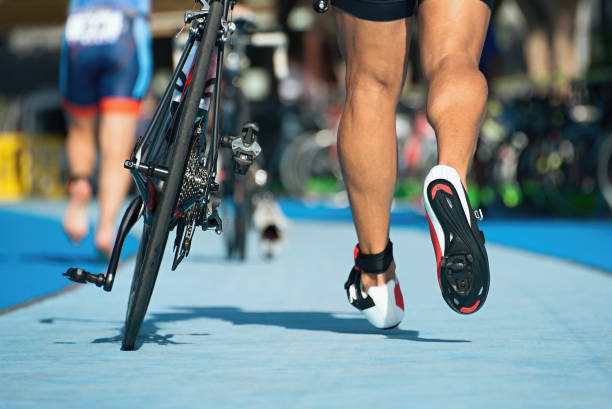 bicicleta de triatlo a zona de transição - triathlon ironman triathalon ironman people - fotografias e filmes do acervo