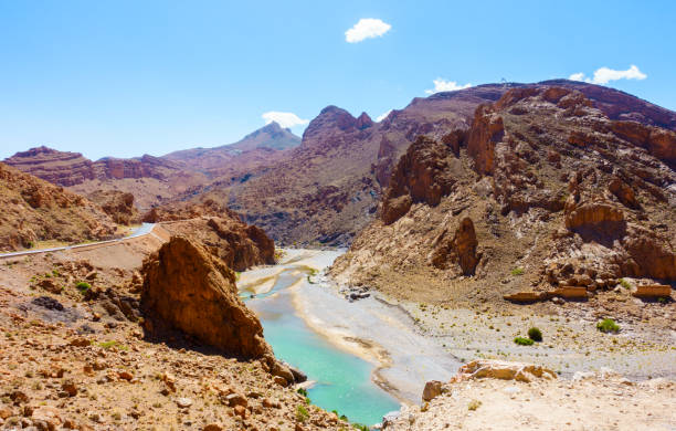 rio ziz nas montanhas atlas do marrocos - baize - fotografias e filmes do acervo