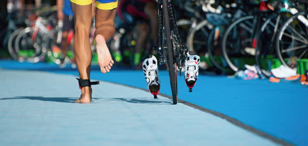 bicicleta de triatlón la zona de transición - triathlon fotografías e imágenes de stock