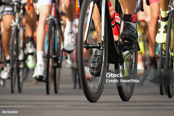 Radrennen Radfahrer Sportler Ein Rennen Fahren Stockfoto und mehr Bilder von Radfahren - Radfahren, Triathlon, Wettbewerb - Konzepte