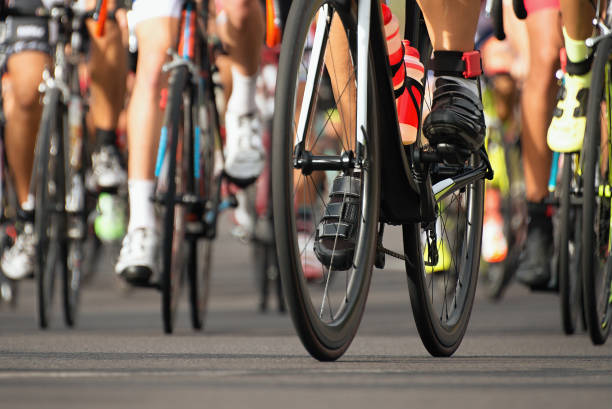 cyclisme de compétition, athlètes cycliste, une course d’équitation - triathlon cycling bicycle competition photos et images de collection