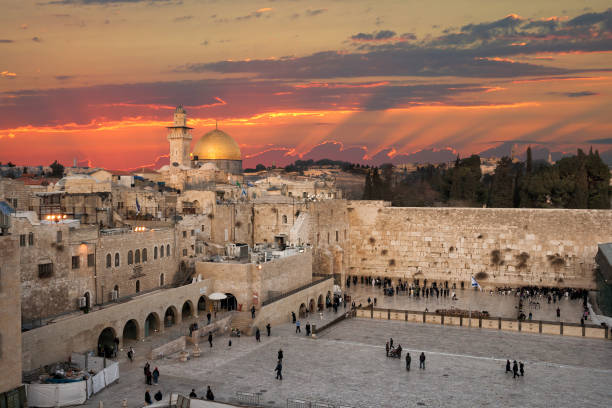 mur des lamentations jerusalem coucher de soleil - jerusalem dome of the rock israel temple mound photos et images de collection