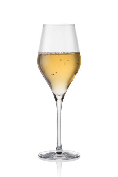 taça de vinho com vinho branco  - champagne flute wine isolated wineglass - fotografias e filmes do acervo