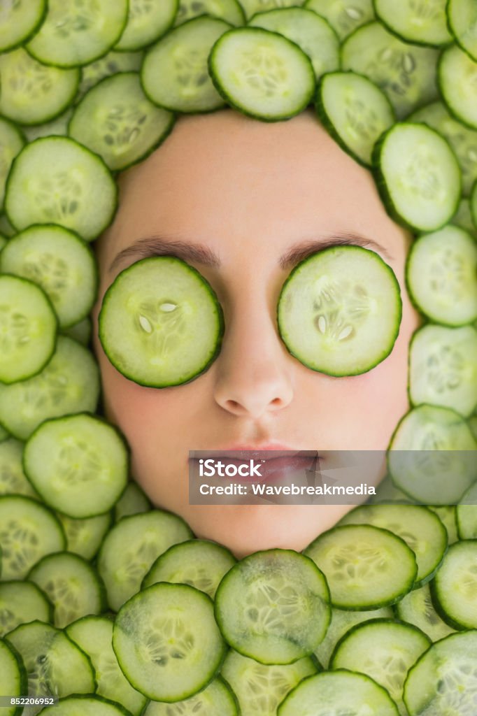 Belle femme visage Masque de rondelles de concombre sur le visage - Photo de Concombre libre de droits