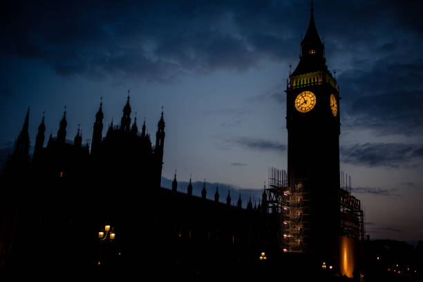 런던의 안개는 빅 벤 - london england victorian style big ben dark 뉴스 사진 이미지