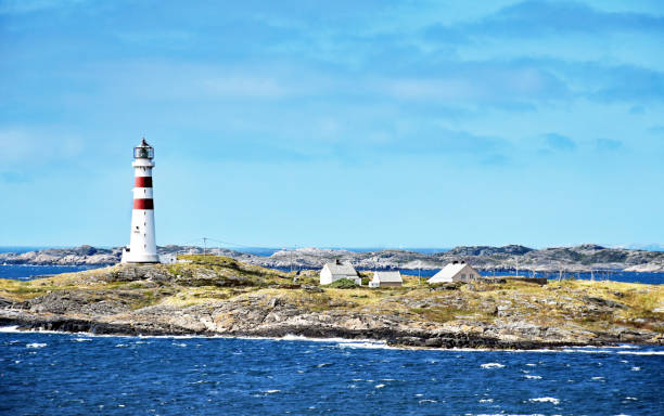 farol oksøy fyr sul de kristiansand na noruega - sea sign direction beacon - fotografias e filmes do acervo