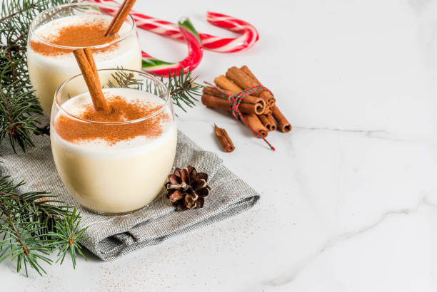 伝統的なクリスマスの飲み物のエッグノッグ - anise cinnamon star nutmeg ストックフォトと画像