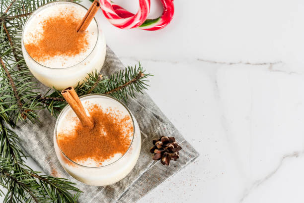 традиционный рождественский напиток eggnog - anise cinnamon star nutmeg стоковые фото и изображения