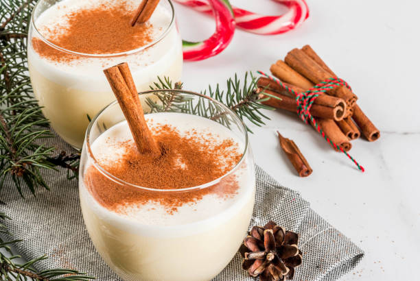 традиционный рождественский напиток eggnog - anise cinnamon star nutmeg стоковые фото и изображения