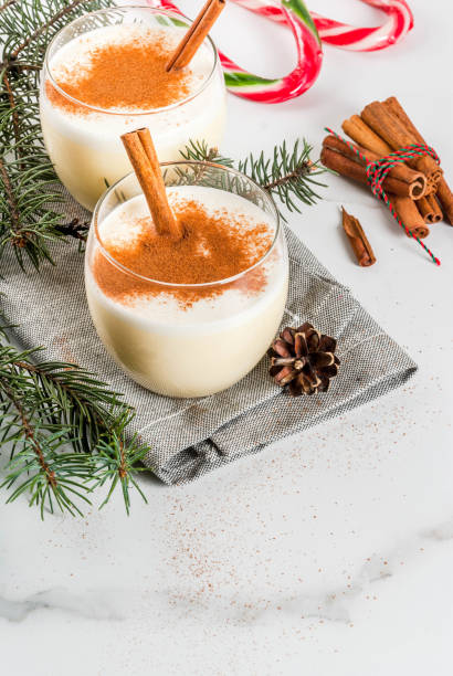 традиционный рождественский напиток eggnog - anise cinnamon star nutmeg стоковые фото и изображения