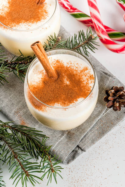 tradycyjny świąteczny napój eggnog - anise cinnamon star nutmeg zdjęcia i obrazy z banku zdjęć