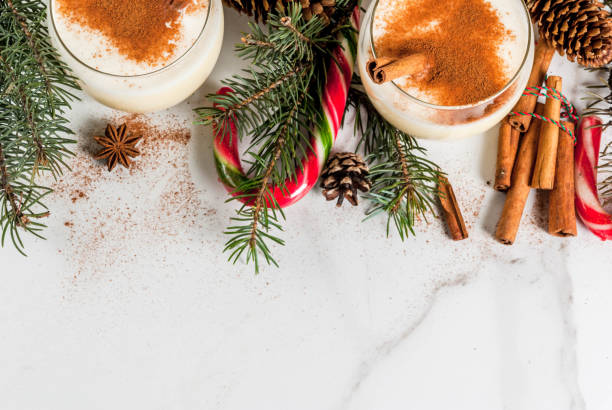 tradycyjny świąteczny napój eggnog - anise cinnamon star nutmeg zdjęcia i obrazy z banku zdjęć