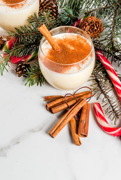 tradycyjny świąteczny napój eggnog - anise cinnamon star nutmeg zdjęcia i obrazy z banku zdjęć