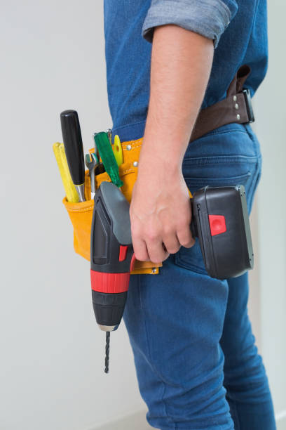 istock Side view mid section of a handyman with drill and toolbelt 852256336