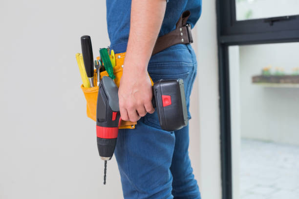 istock Side view mid section of a handyman with drill and toolbelt 852256344