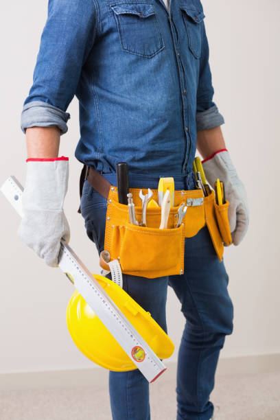 istock Mid section of a handyman with toolbelt and hard hat 852264022
