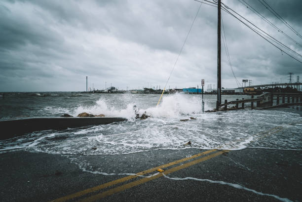 wasser stürzt über brücke während hurrikan - hurricane stock-fotos und bilder