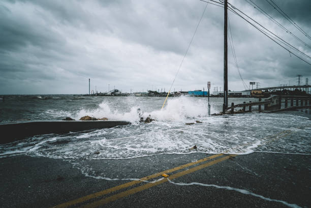 Water crashing over bridge during Hurricane Water crashing over bridge during Hurricane Harvey in Kemah Texas hurricane stock pictures, royalty-free photos & images