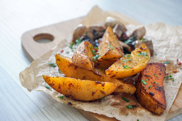 baked potato and mushroom slices - prepared potato food studio shot selective focus imagens e fotografias de stock