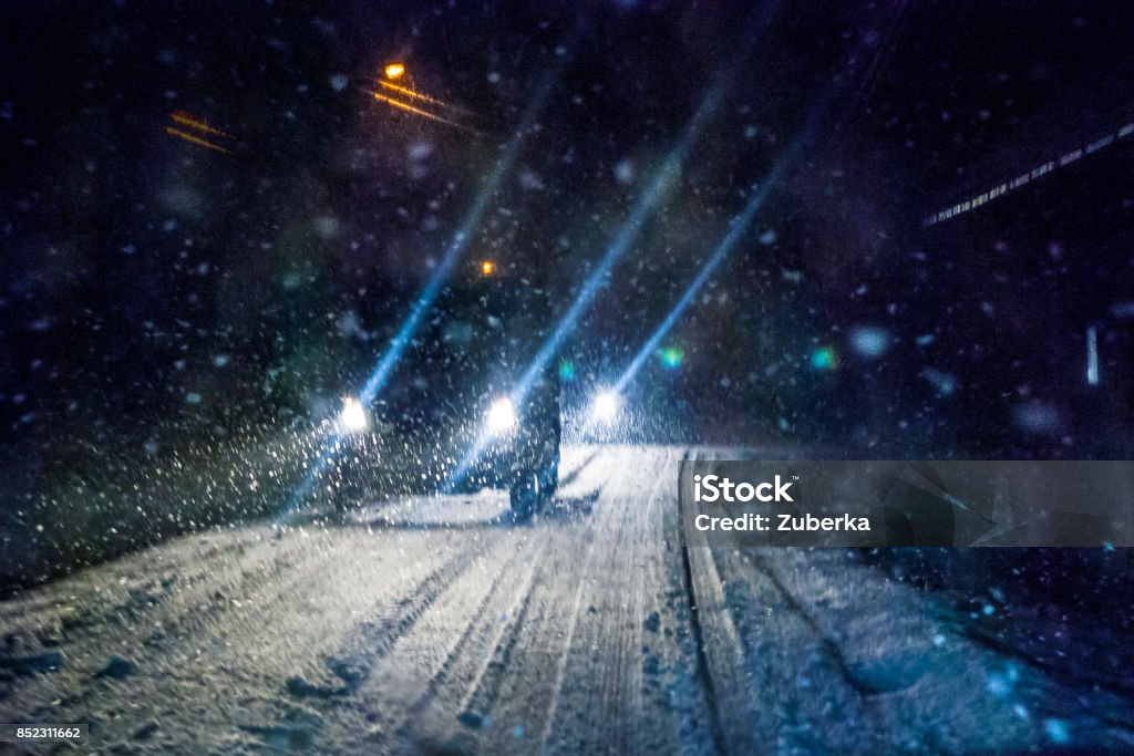 Luces de coche de noche tormenta de nieve - Foto de stock de Noche libre de derechos