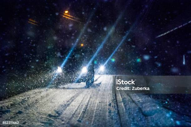 Luces De Coche De Noche Tormenta De Nieve Foto de stock y más banco de imágenes de Noche - Noche, Nieve, Conducir