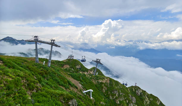teleférico de la montaña en el cielo de verano azul con nubes dramáticas - overhead cable car summer ski lift scenics fotografías e imágenes de stock