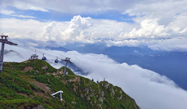 teleférico de la montaña en el cielo de verano azul con nubes dramáticas - overhead cable car summer ski lift scenics fotografías e imágenes de stock