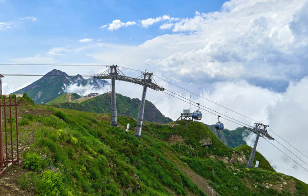 teleférico de la montaña en el cielo de verano azul con nubes dramáticas - overhead cable car summer ski lift scenics fotografías e imágenes de stock