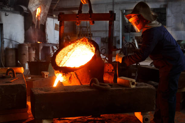 planta metalúrgica, fundición de metal caliente - glowing metal industry iron industry fotografías e imágenes de stock