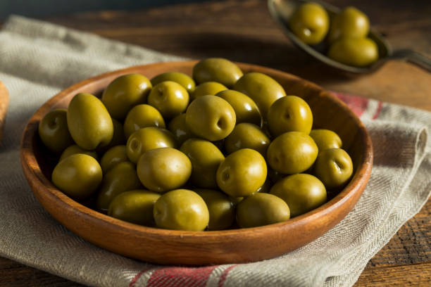 ekologiczne greckie zielone oliwki - green olive zdjęcia i obrazy z banku zdjęć