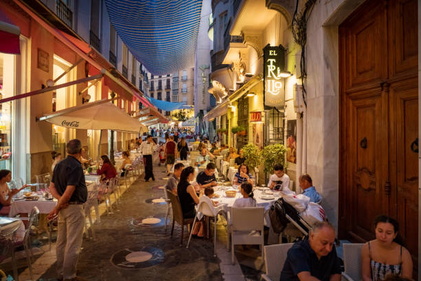 la gente cena nel centro di malaga andalusia spagna - provincia di málaga foto e immagini stock